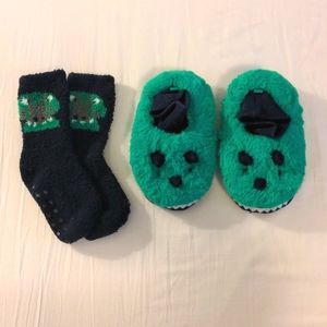 Baby Gap dinosaur socks and slippers size M 7/8